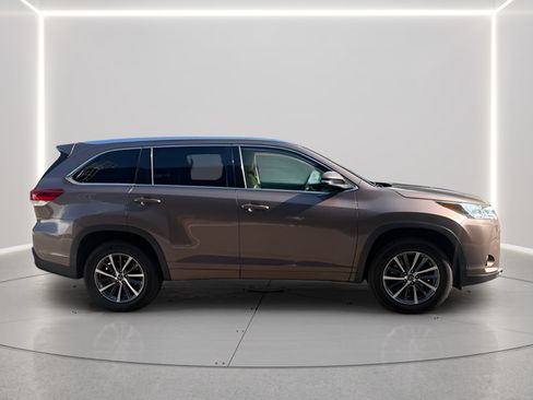 Used 2017 Toyota Highlander XLE FWD image 5