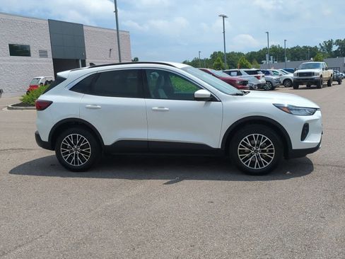 Used 2024 Ford Escape SE image 9