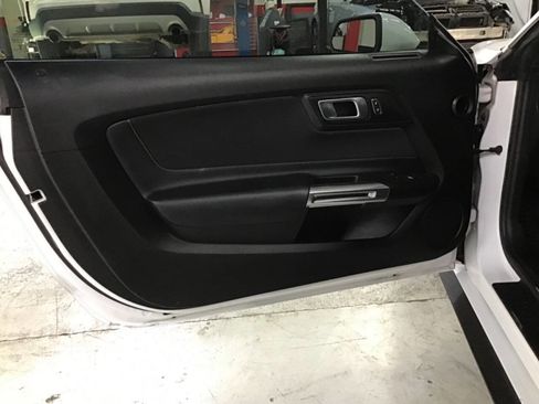 Used 2018 Ford Mustang Coupe RWD image 10