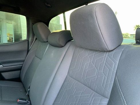 Used 2017 Toyota Tacoma TRD Sport image 12