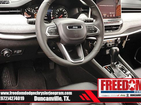Used 2025 Jeep Compass Latitude AWD/4WD image 12