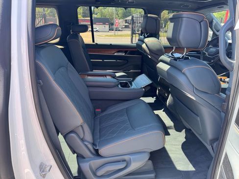 Used 2022 Jeep Grand Wagoneer Series III AWD/4WD image 10