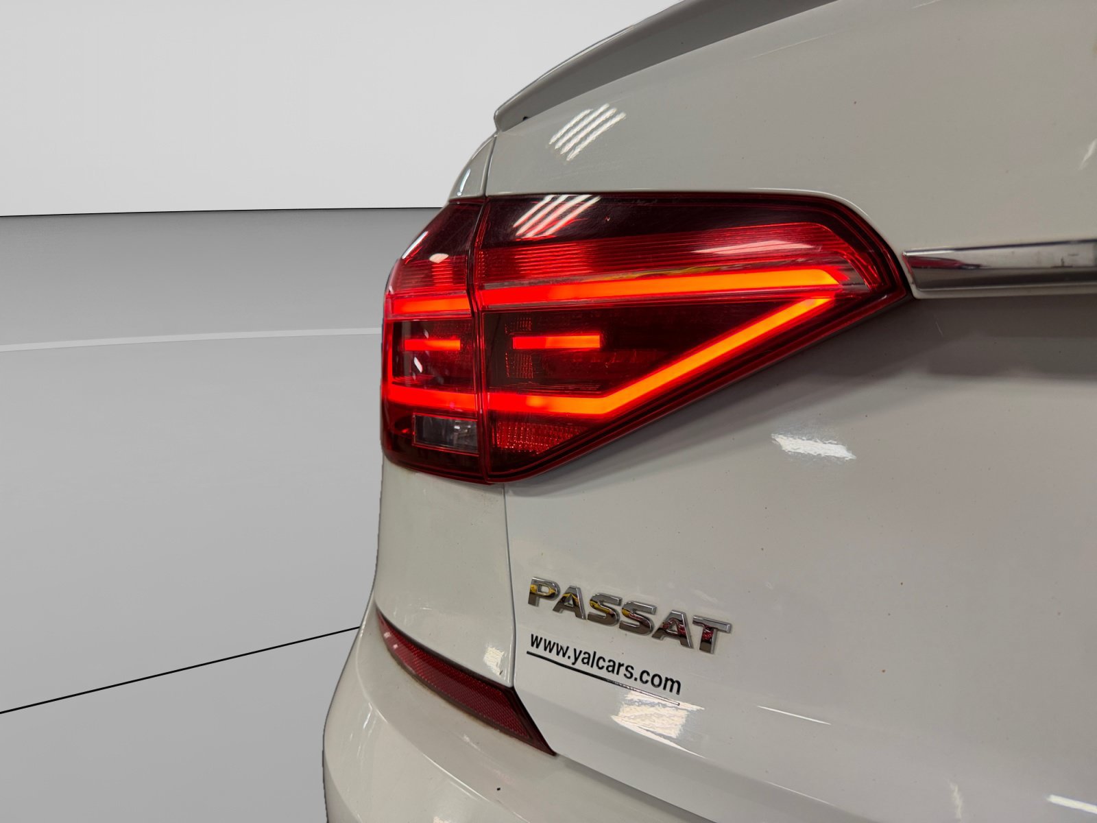 Used 2017 Volkswagen Passat 1.8T R-Line w/ R-Line Lighting Package FWD image 43