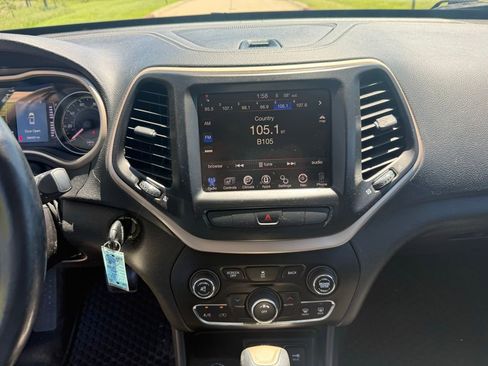 Used 2014 Jeep Cherokee Latitude w/ Cold Weather Group AWD/4WD image 35