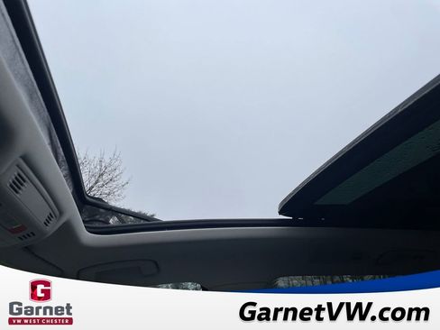 Used 2023 Volkswagen Tiguan SE w/ Panoramic Sunroof Package image 21