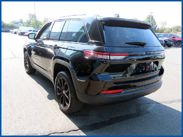 Used 2023 Jeep Grand Cherokee Limited w/ Black Appearance Package AWD/4WD image 5