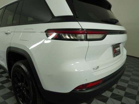 Used 2025 Jeep Grand Cherokee Altitude RWD image 12