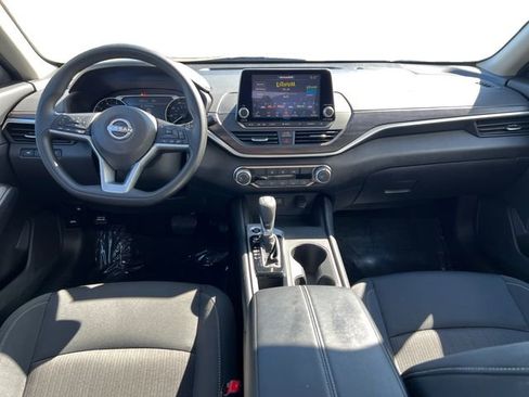 Used 2025 Nissan Altima 2.5 SV FWD image 14