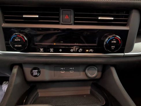 Used 2025 Nissan Rogue SV image 21