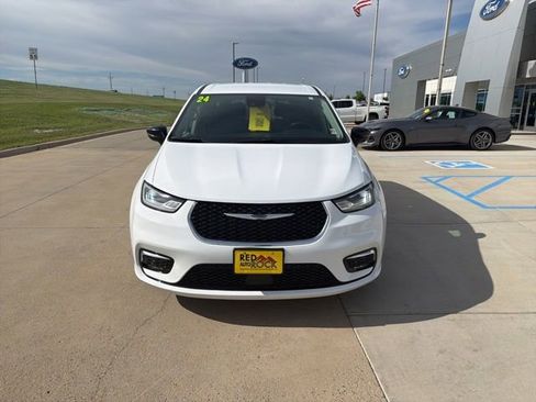 Used 2024 Chrysler Pacifica Touring-L FWD image 8