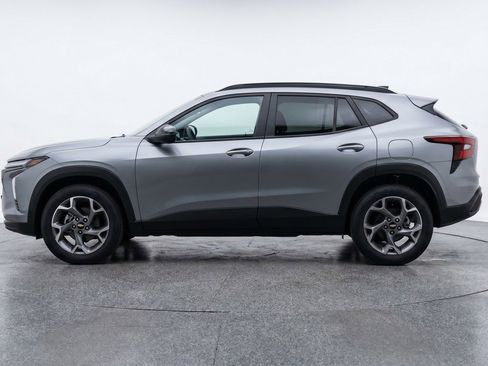 Used 2025 Chevrolet Trax LT FWD image 5