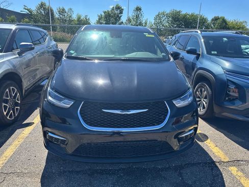 Used 2025 Chrysler Pacifica Select FWD image 4
