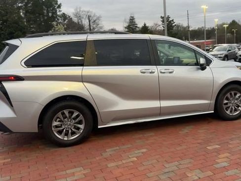 Used 2024 Toyota Sienna XLE image 3