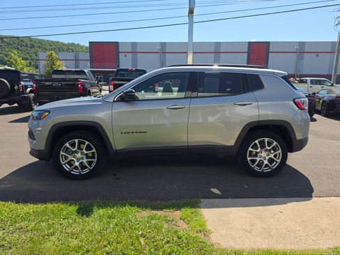 Used 2023 Jeep Compass Latitude w/ Sun and Sound Group AWD/4WD image 7