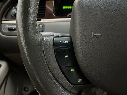 Used 2005 Lincoln Town Car Signature Limited image 39