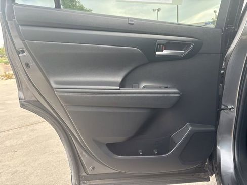 Used 2024 Toyota Highlander XLE image 26