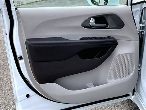 Used 2017 Chrysler Pacifica Touring-L Plus FWD image 19