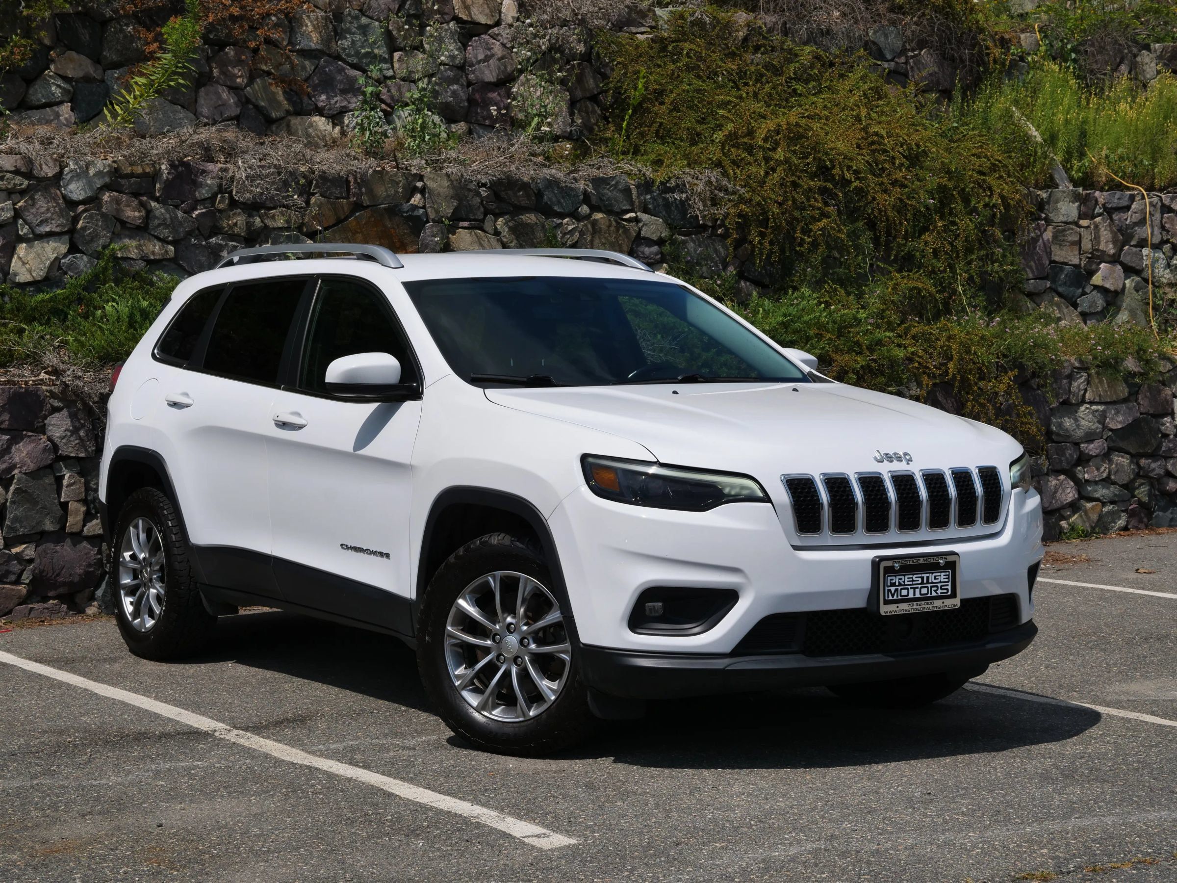 Used 2021 Jeep Cherokee Latitude Plus w/ Mopar Interior Package AWD/4WD image 4