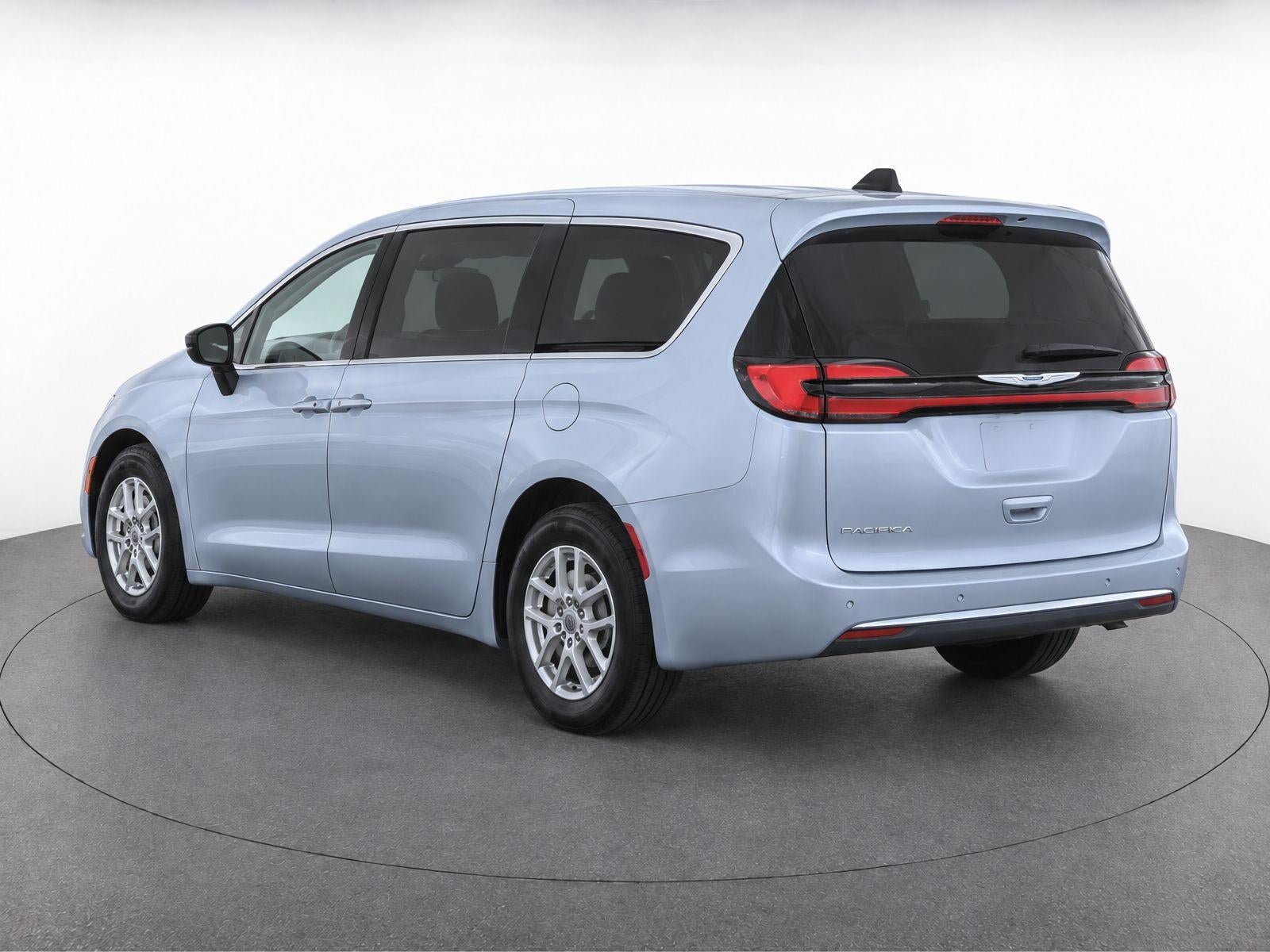 Used 2024 Chrysler Pacifica Touring-L FWD image 3