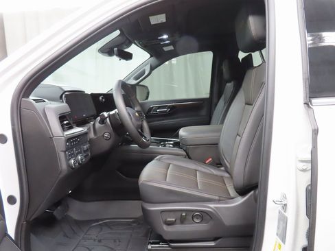 Used 2025 Chevrolet Suburban High Country image 9