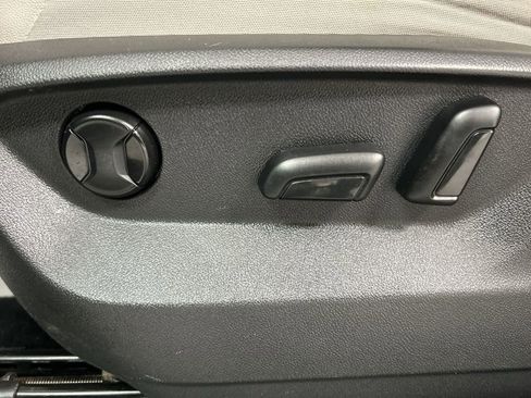 Used 2019 Volkswagen Tiguan SE image 12