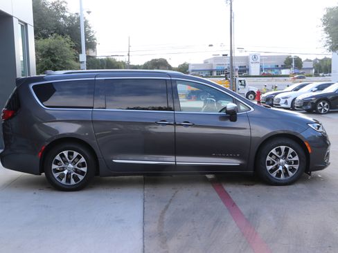Used 2022 Chrysler Pacifica Pinnacle image 9