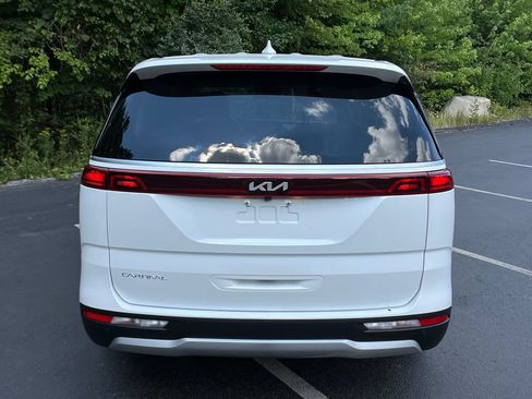 Used 2024 Kia Carnival EX FWD image 4