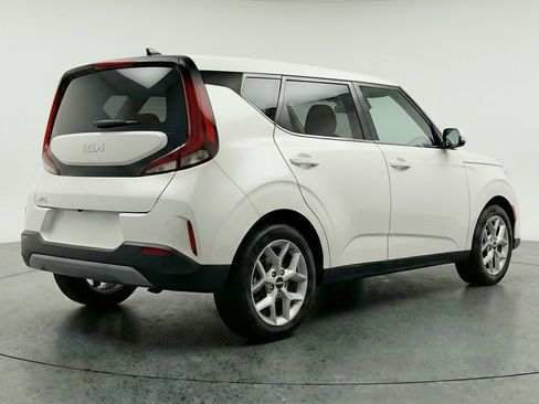 Used 2025 Kia Soul LX w/ LX Technology Package FWD image 9