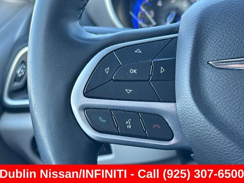 Used 2022 Chrysler Pacifica Touring-L FWD image 35