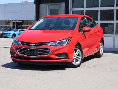 Used 2017 Chevrolet Cruze LT FWD image 3