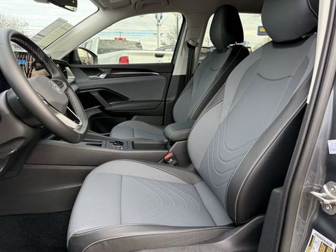 Used 2025 Volkswagen Tiguan SE image 22