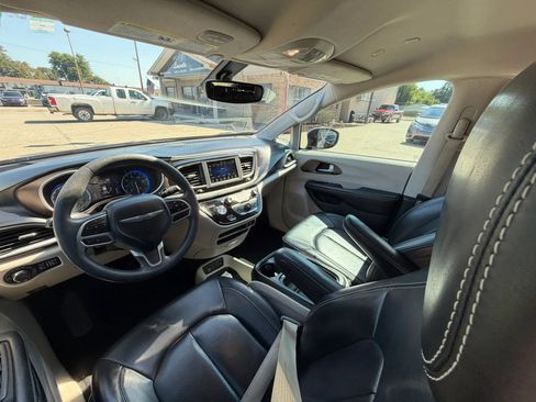 Used 2020 Chrysler Voyager Lxi FWD image 18