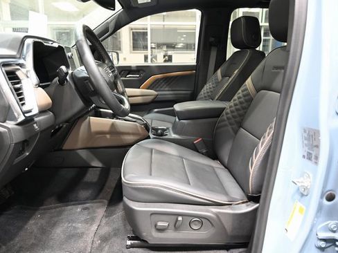 Used 2025 GMC Canyon Denali image 11