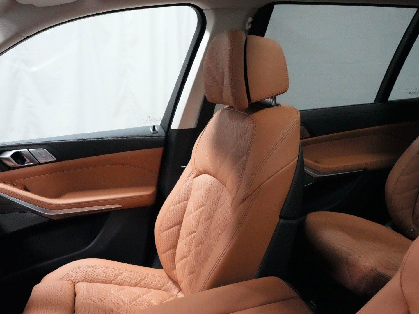Used 2027 BMW X7 xDrive40i w/ Premium Package AWD/4WD image 32