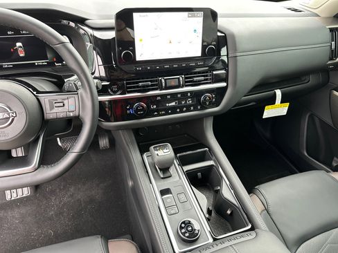 New 2025 Nissan Pathfinder Platinum image 31