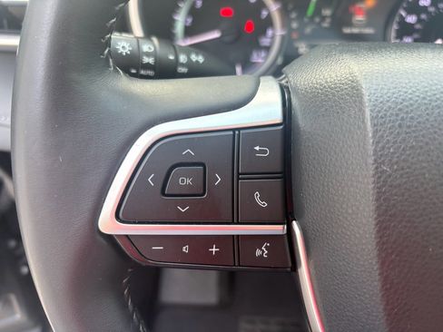 Used 2023 Toyota Highlander XLE image 12