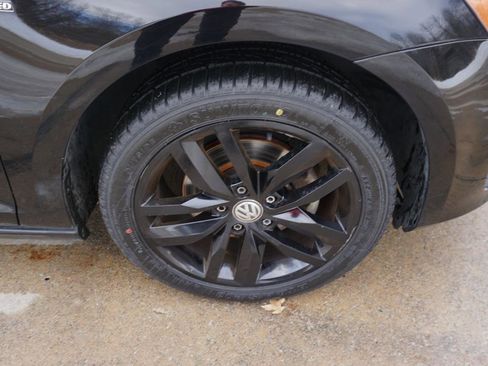 Used 2016 Volkswagen Golf Limited Edition image 12