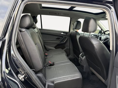 Used 2018 Volkswagen Tiguan SE w/ Panoramic Sunroof Package image 18