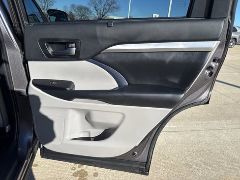 Used 2019 Toyota Highlander XLE image 20