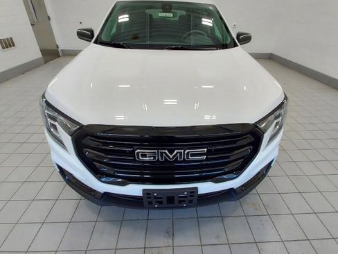 Used 2023 GMC Terrain SLE w/ Driver Convenience Package image 3