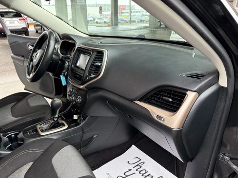 Used 2016 Jeep Cherokee Sport FWD image 20