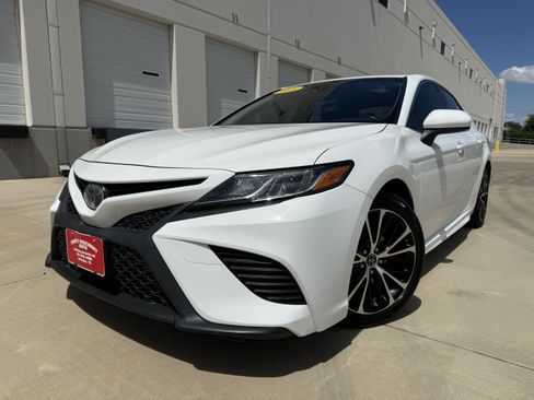 Used 2018 Toyota Camry SE FWD image 2