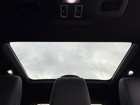 Certified 2025 Land Rover Discovery Dynamic SE image 29