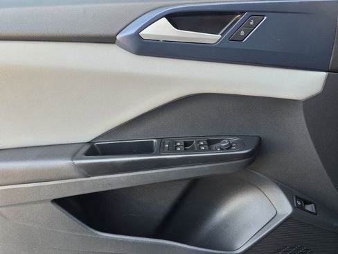 Used 2023 Volkswagen Taos SE w/ Panoramic Sunroof Package image 16