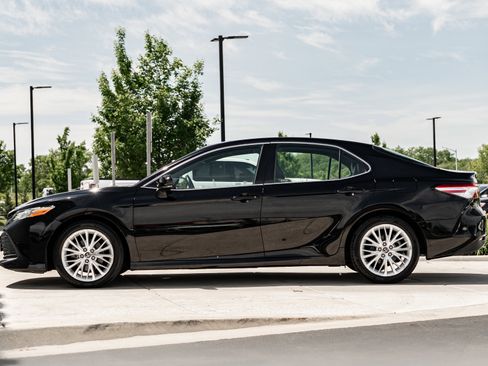 Used 2018 Toyota Camry XLE FWD image 6