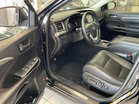 Used 2019 Toyota Highlander Limited Platinum image 9
