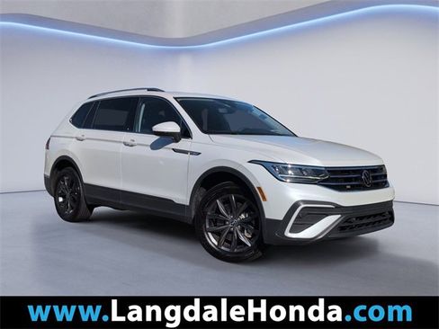 Used 2023 Volkswagen Tiguan SE w/ Panoramic Sunroof Package image 1