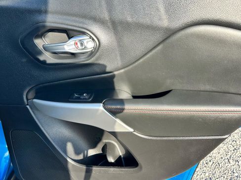 Used 2018 Jeep Cherokee Trailhawk w/ Comfort/Convenience Group image 13