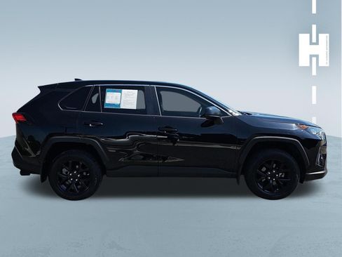 Used 2022 Toyota RAV4 LE FWD image 3