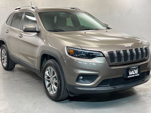 Used 2019 Jeep Cherokee Latitude Plus AWD/4WD image 8